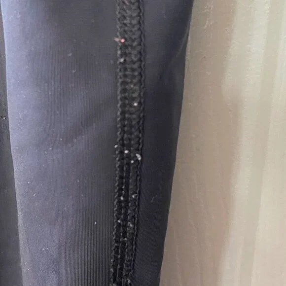 Under Armour HeatGear Black Capri Workout Pants/Leggings w/ Hot Pink Stripes (M) - Picture 6 of 6